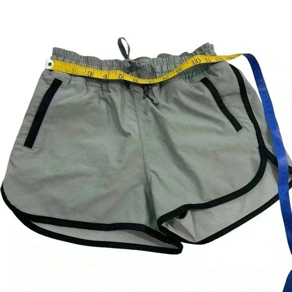 Lululemon Varsity Short Black Tie waist Pockets Gym Lift Crosstrain Size 4 - Picture 4 of 7